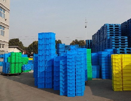 物流箱倉庫一角